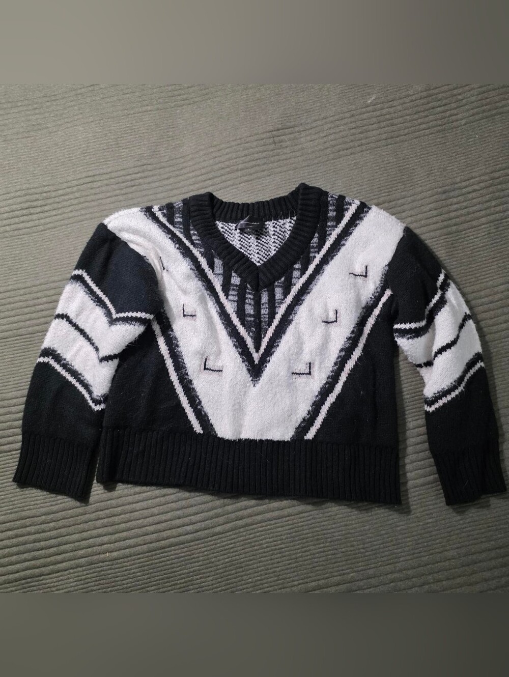 Line & Dot Black and White V-Neck Geometric Sweater